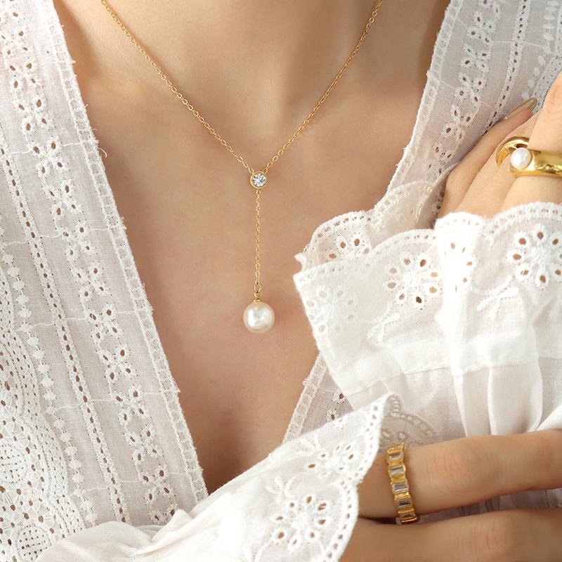 Collier en or 18 carats PVD avec une seule perle d'imitation CZ