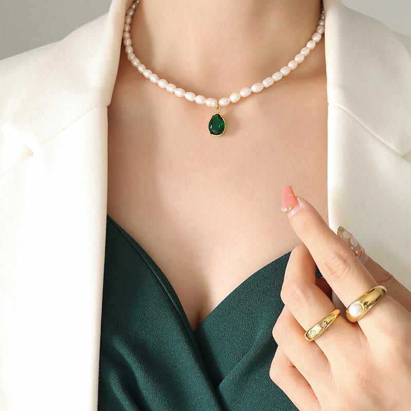 Collier de perles d'eau douce avec pendentif en zircone cubique verte
