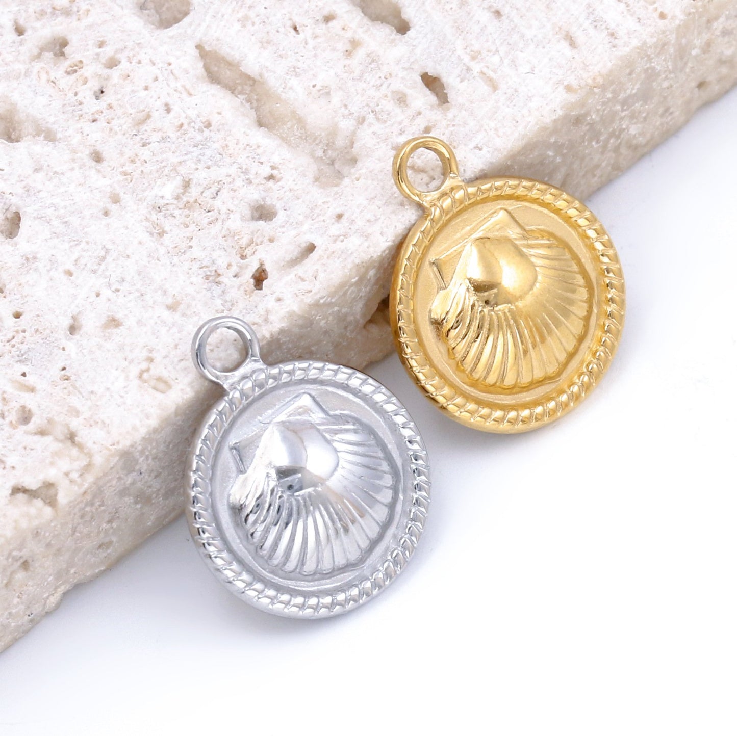 Pendentif rond en acier inoxydable avec coquillage