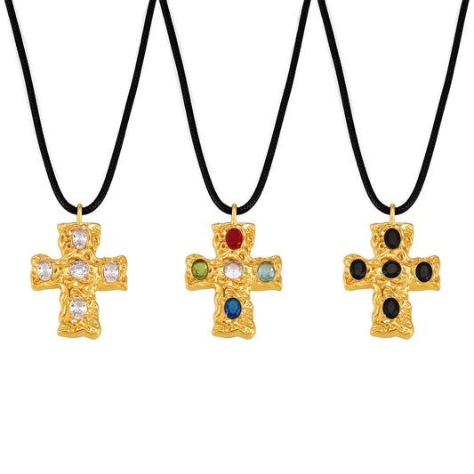 Collier en acier inoxydable avec croix texturée et zircone cubique