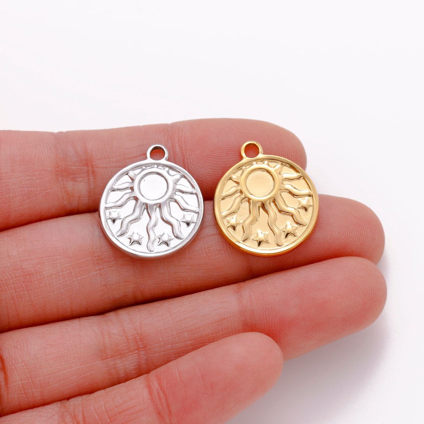 Pendentif rond concave en acier inoxydable avec étoile de soleil en relief