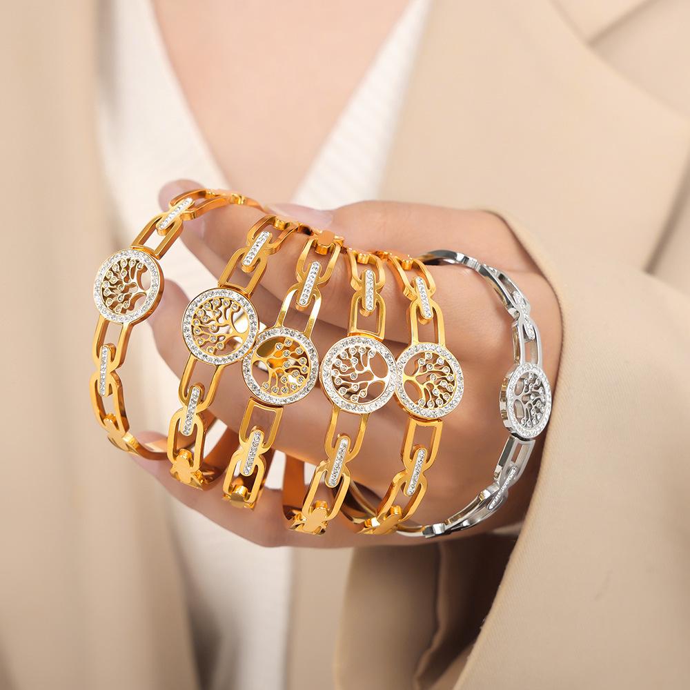 Bracelet en acier inoxydable avec motif creux en zircon cubique