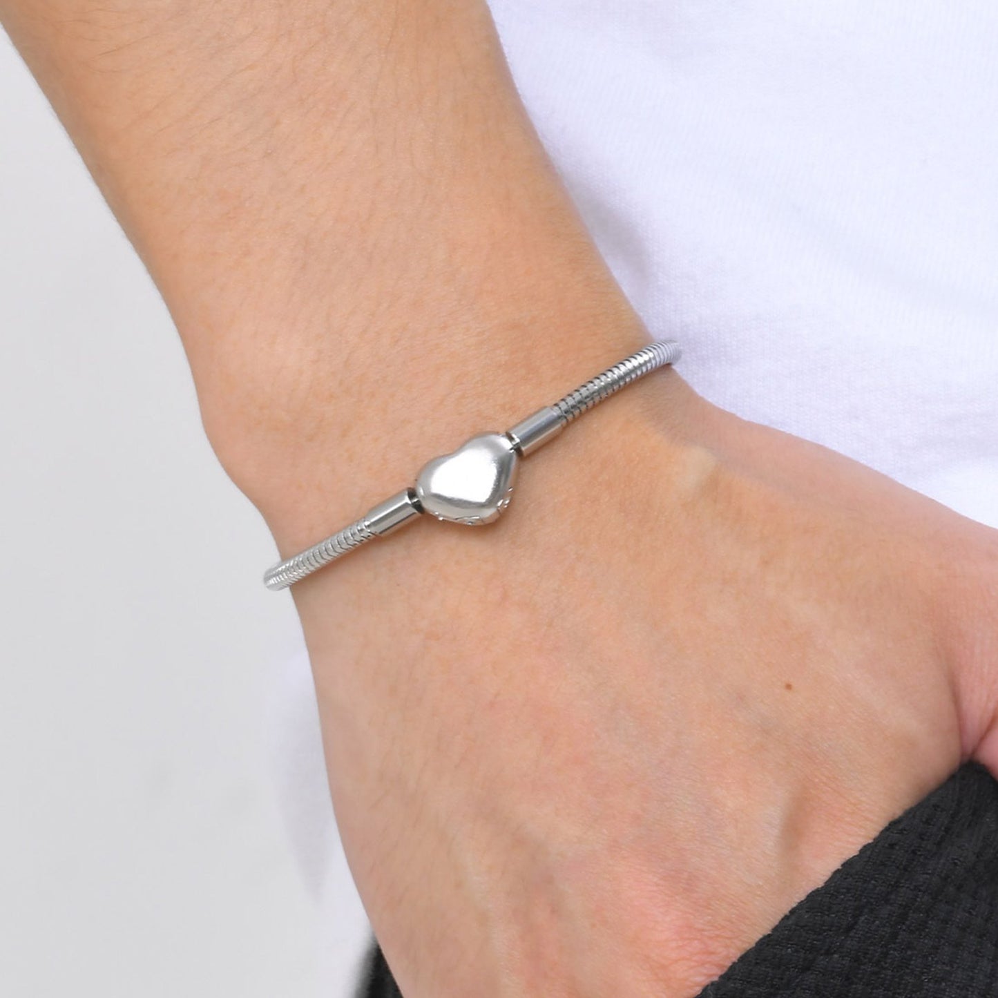 Bracelet chaîne serpent avec médaillon en forme de cœur