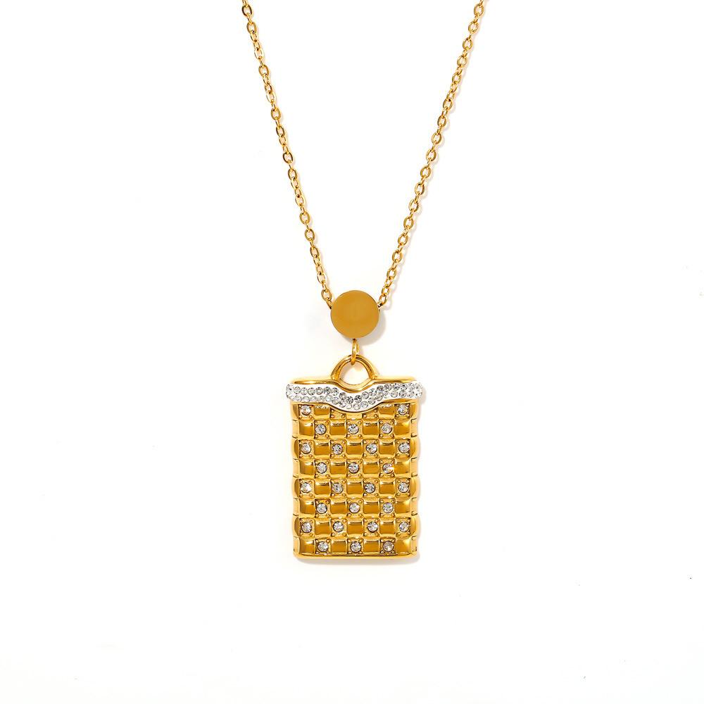 Collier avec pendentif rectangulaire en zircone cubique incrusté de carreaux