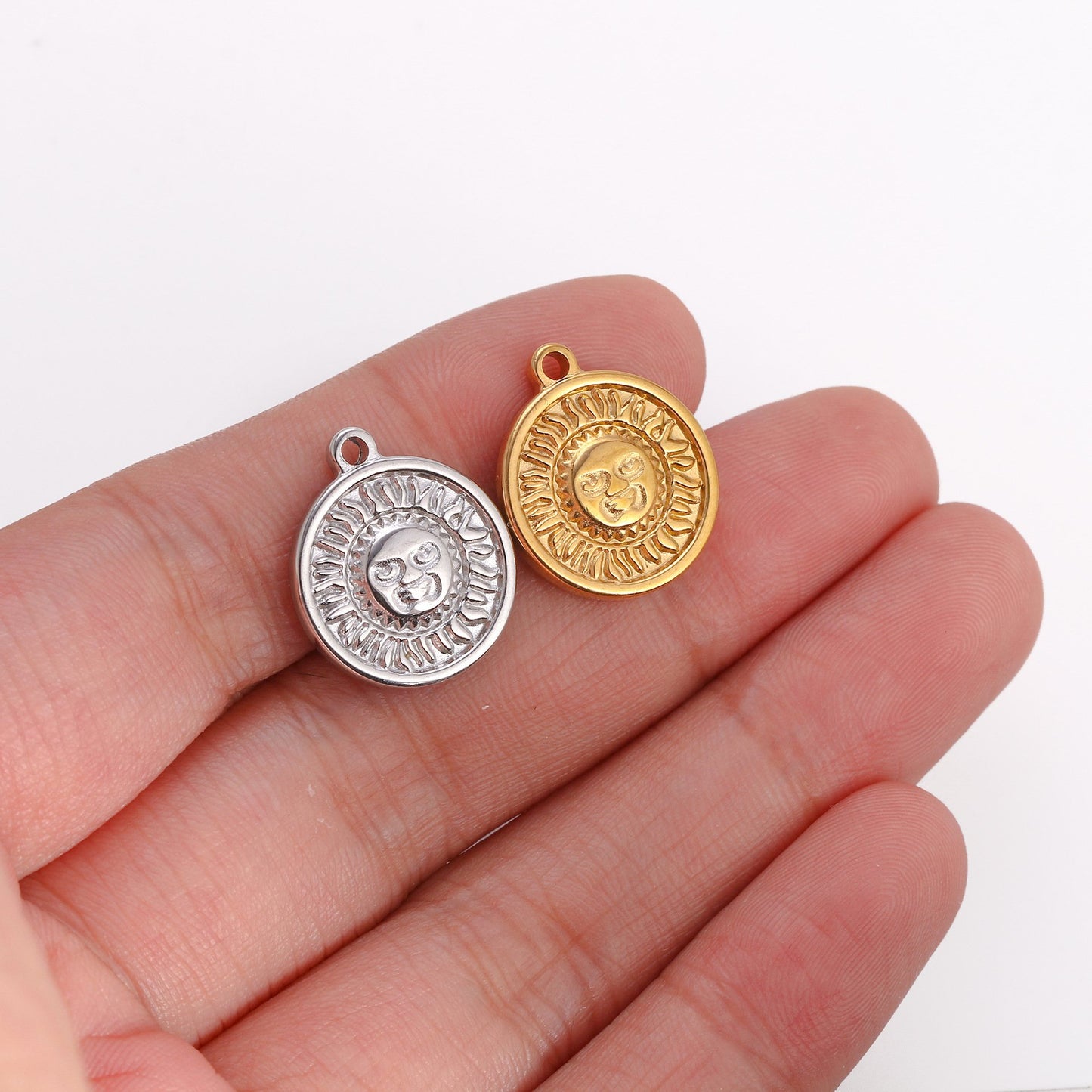Pendentif rond en acier inoxydable avec soleil souriant en relief