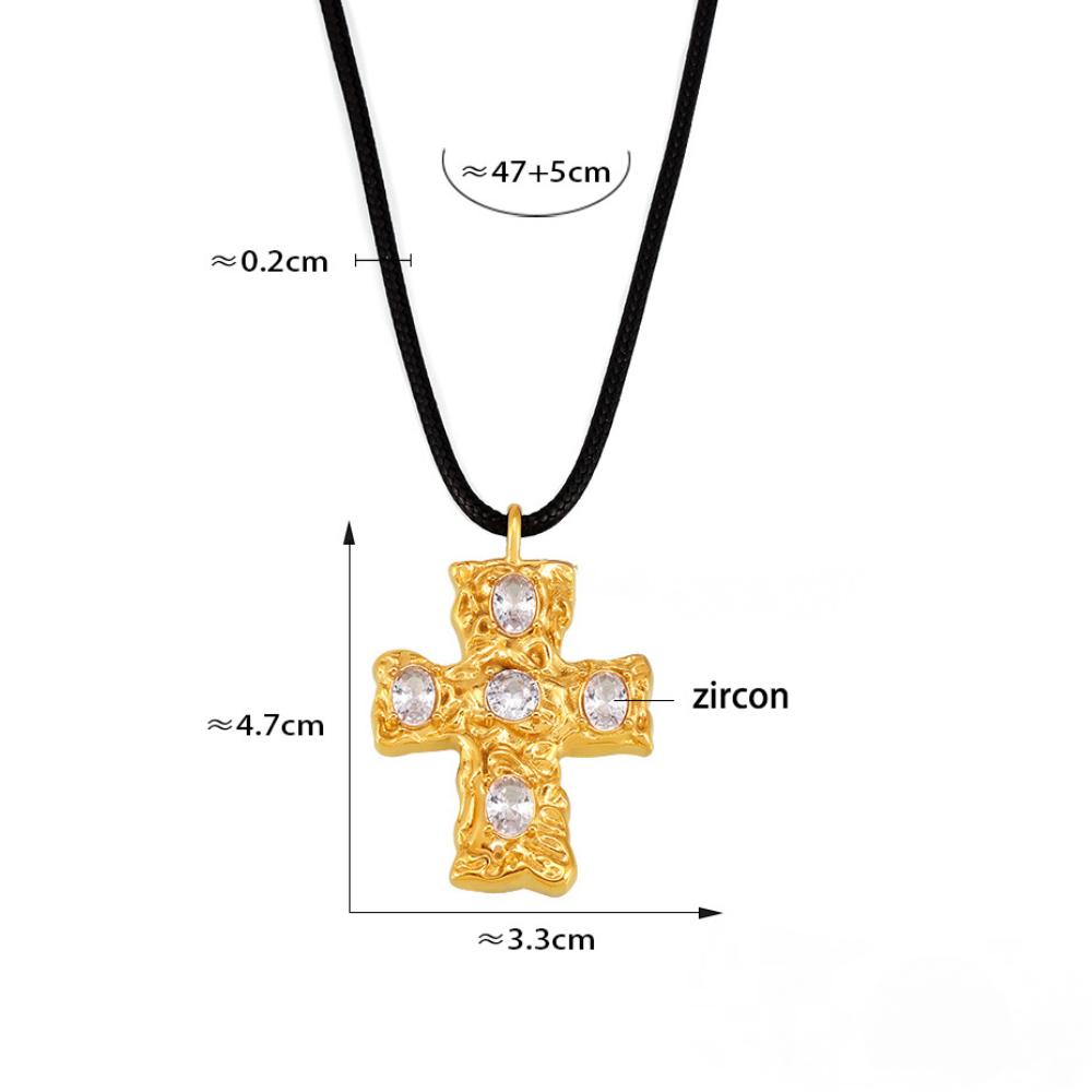Collier en acier inoxydable avec croix texturée et zircone cubique