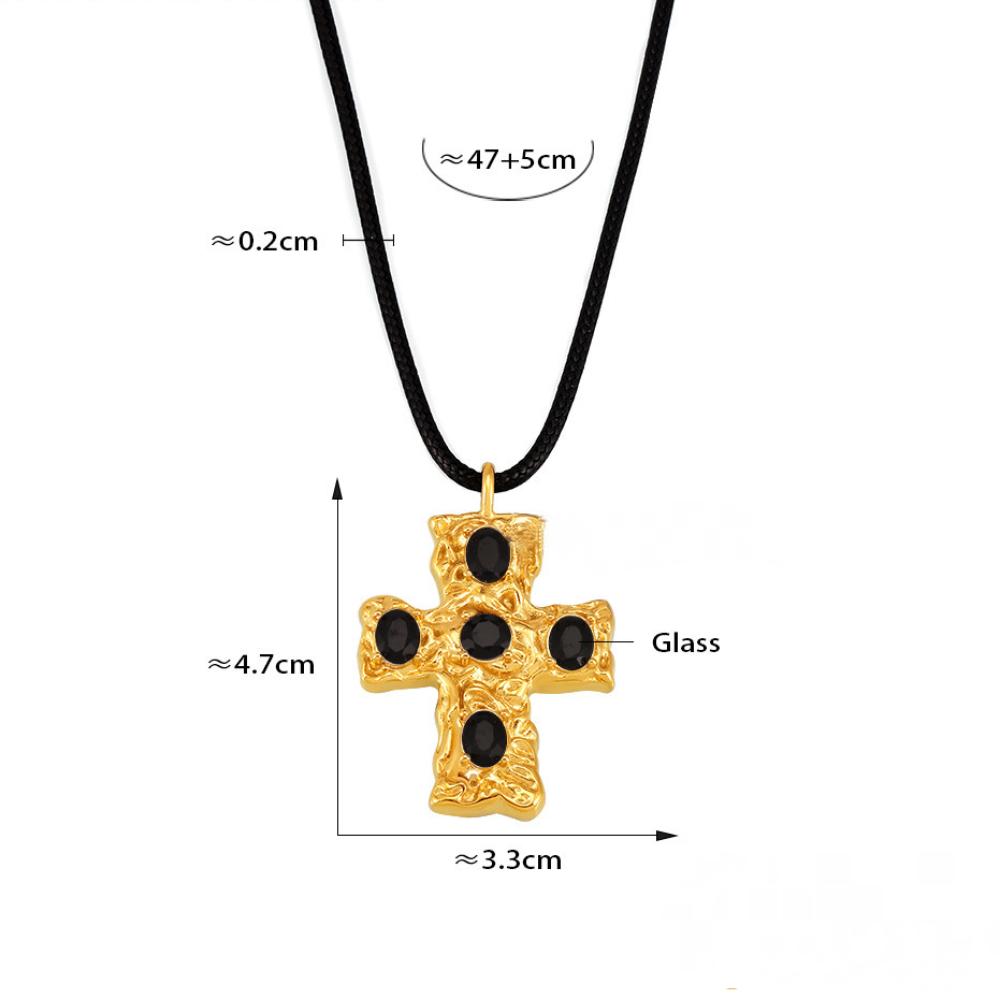 Collier en acier inoxydable avec croix texturée et zircone cubique
